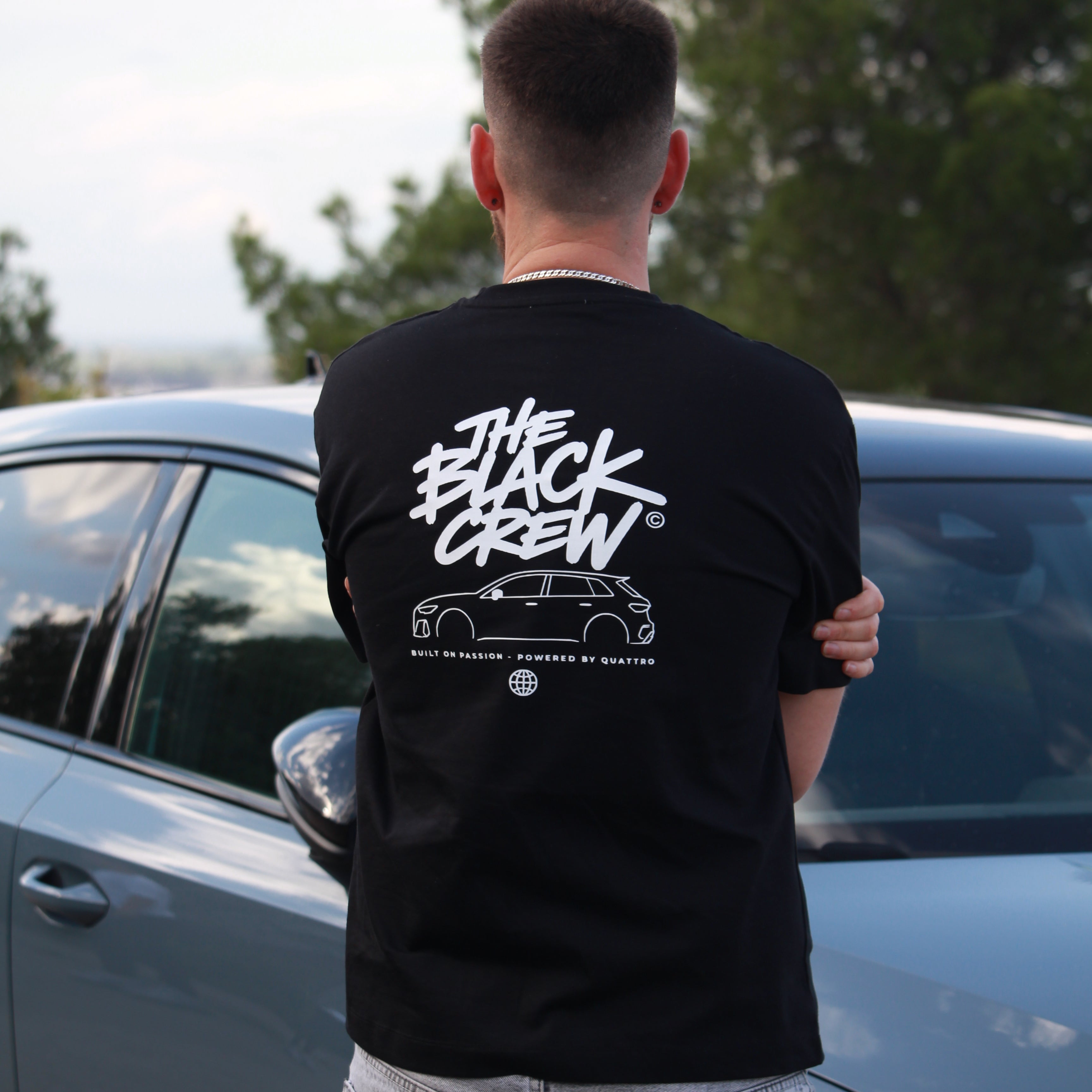 Camiseta The Black Crew Personalizable – Silueta de Coche Custom | Edición Blanco y Negro
