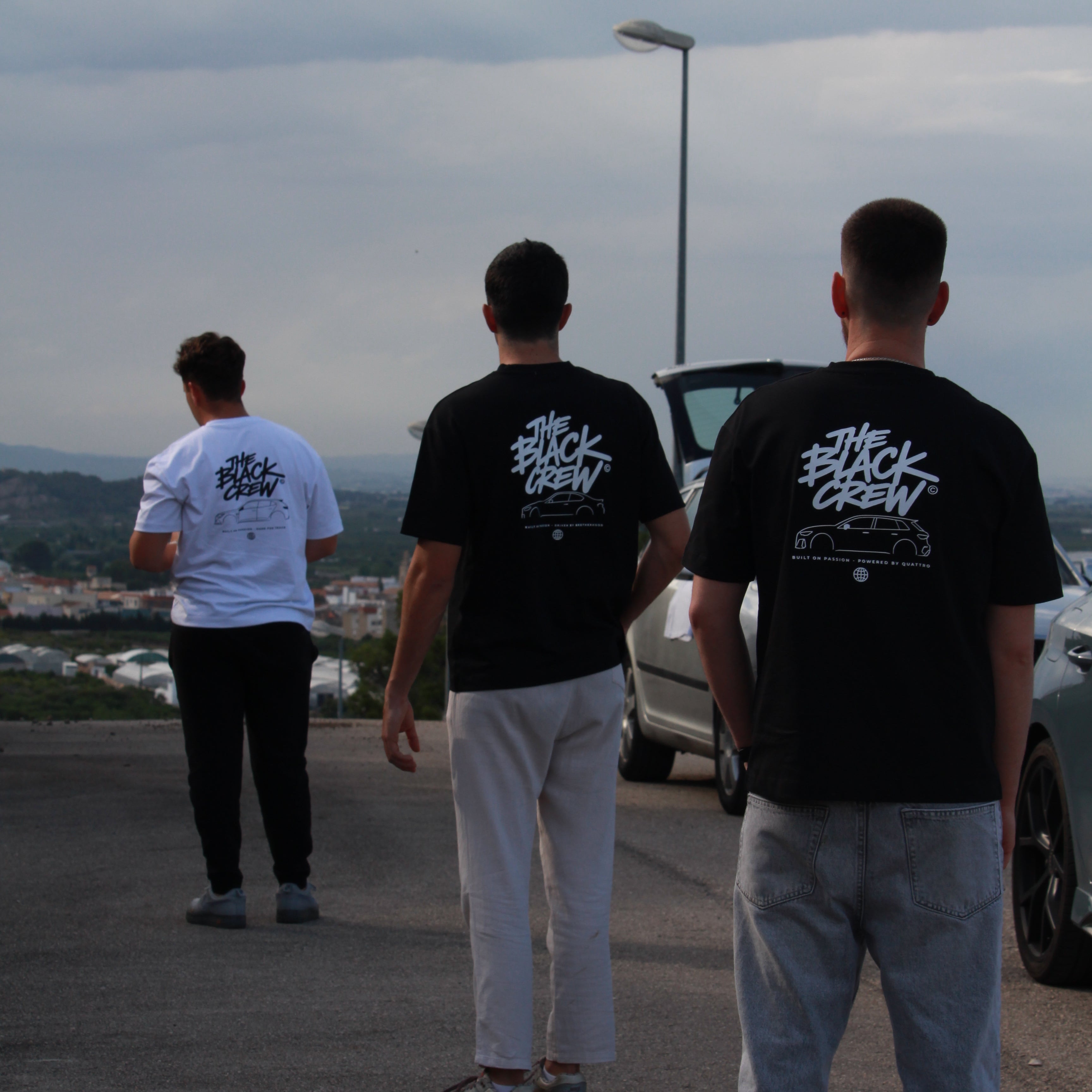 Camiseta The Black Crew Personalizable – Silueta de Coche Custom | Edición Blanco y Negro