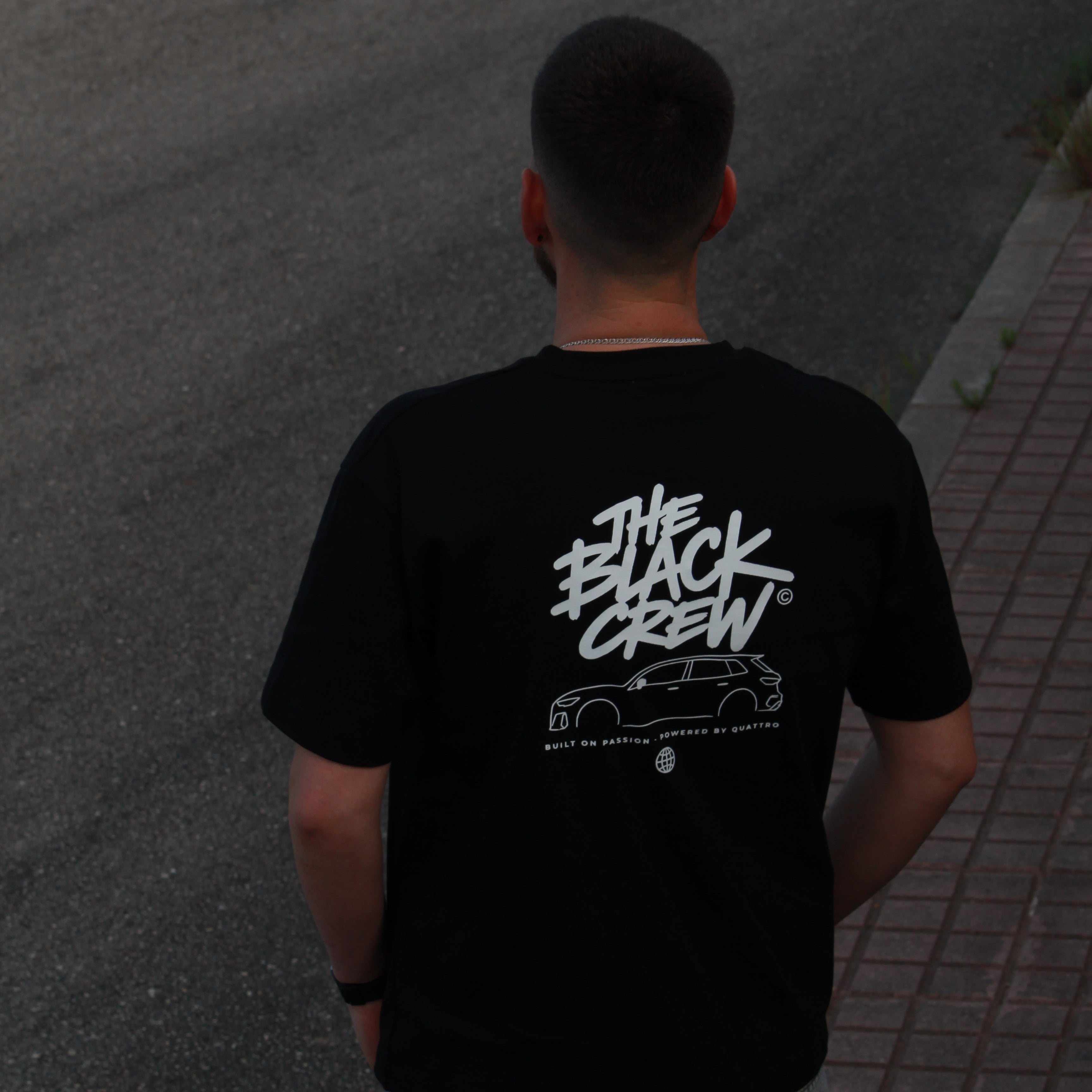 Camiseta The Black Crew Personalizable – Silueta de Coche Custom | Edición Blanco y Negro