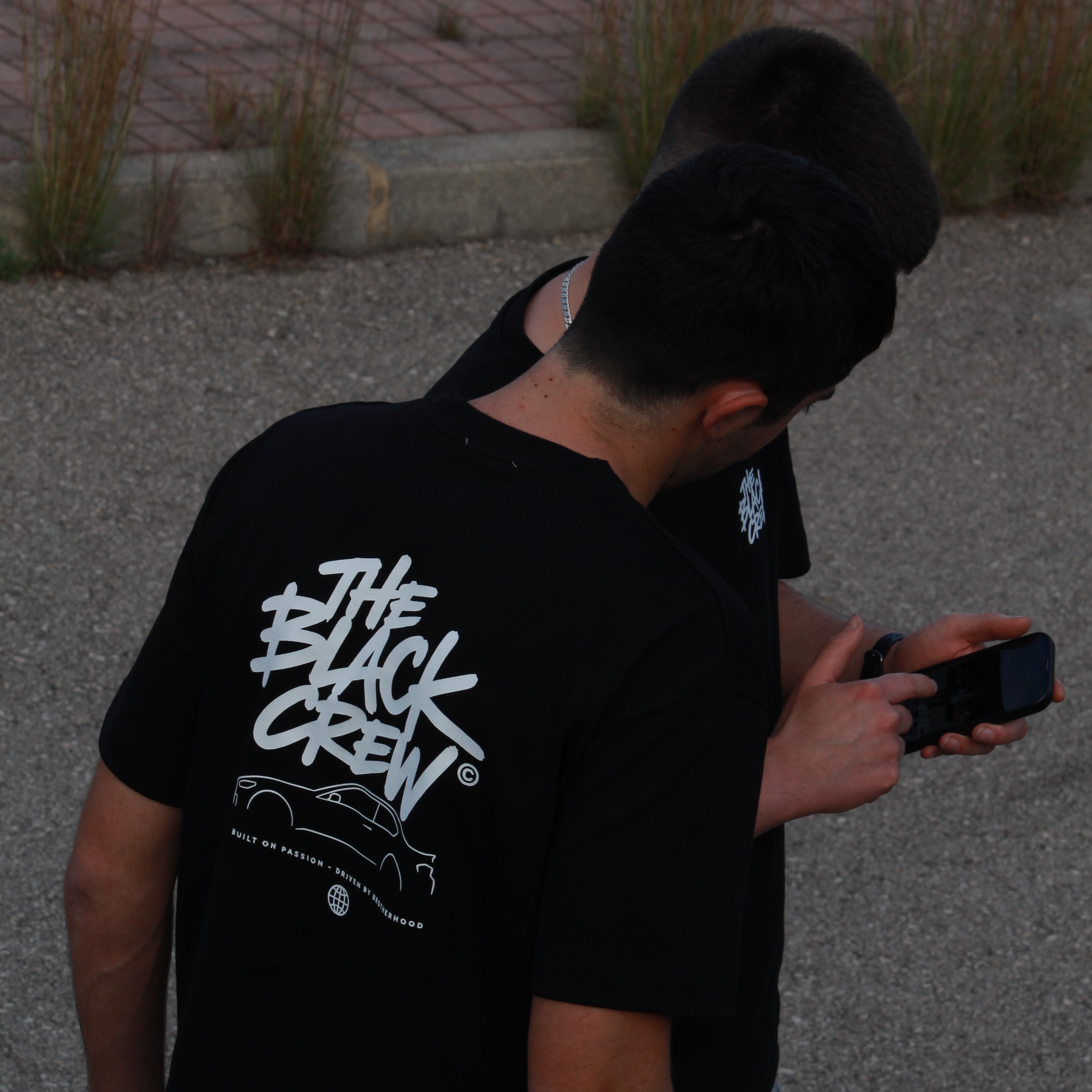 Camiseta The Black Crew Personalizable – Silueta de Coche Custom | Edición Blanco y Negro
