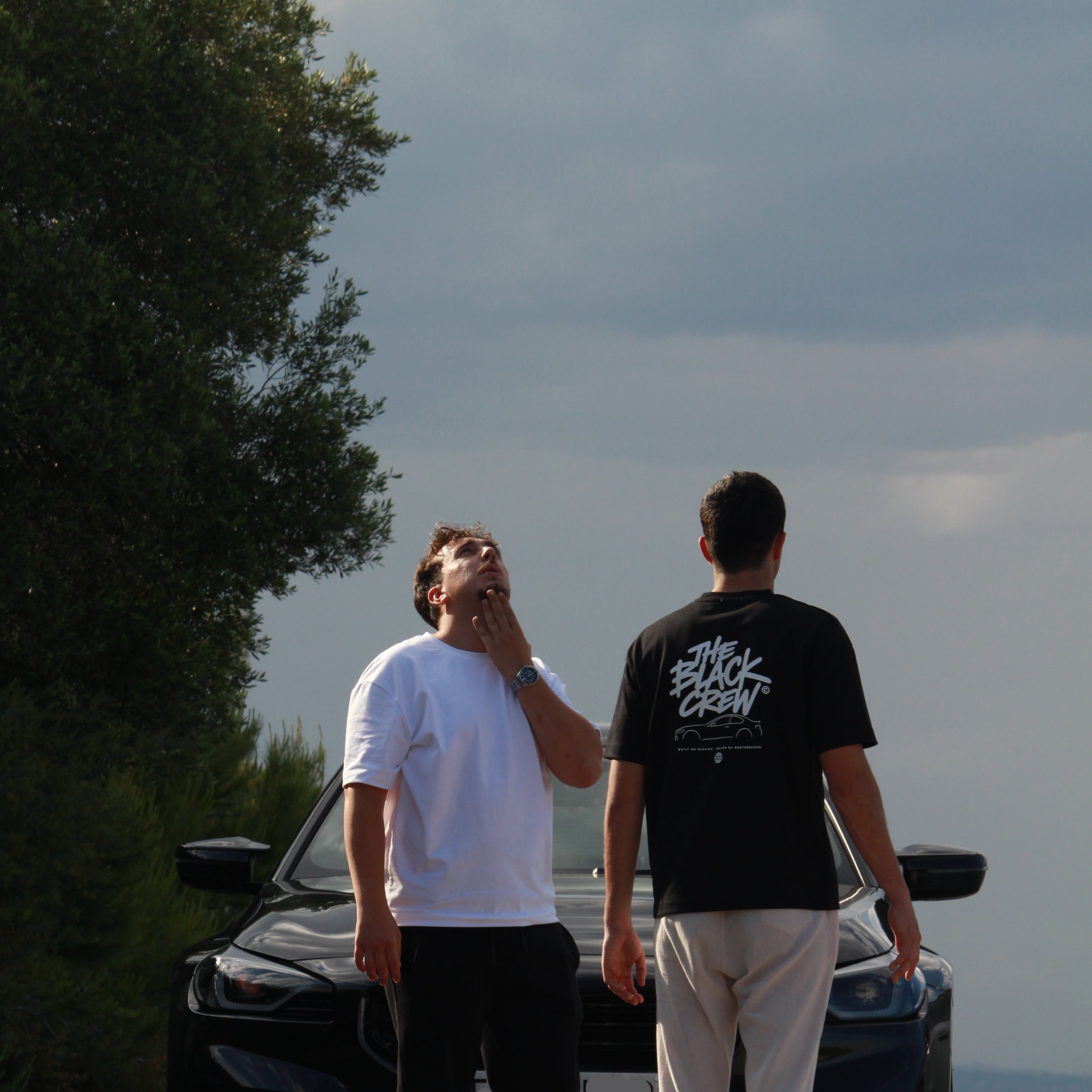 Camiseta The Black Crew Personalizable – Silueta de Coche Custom | Edición Blanco y Negro