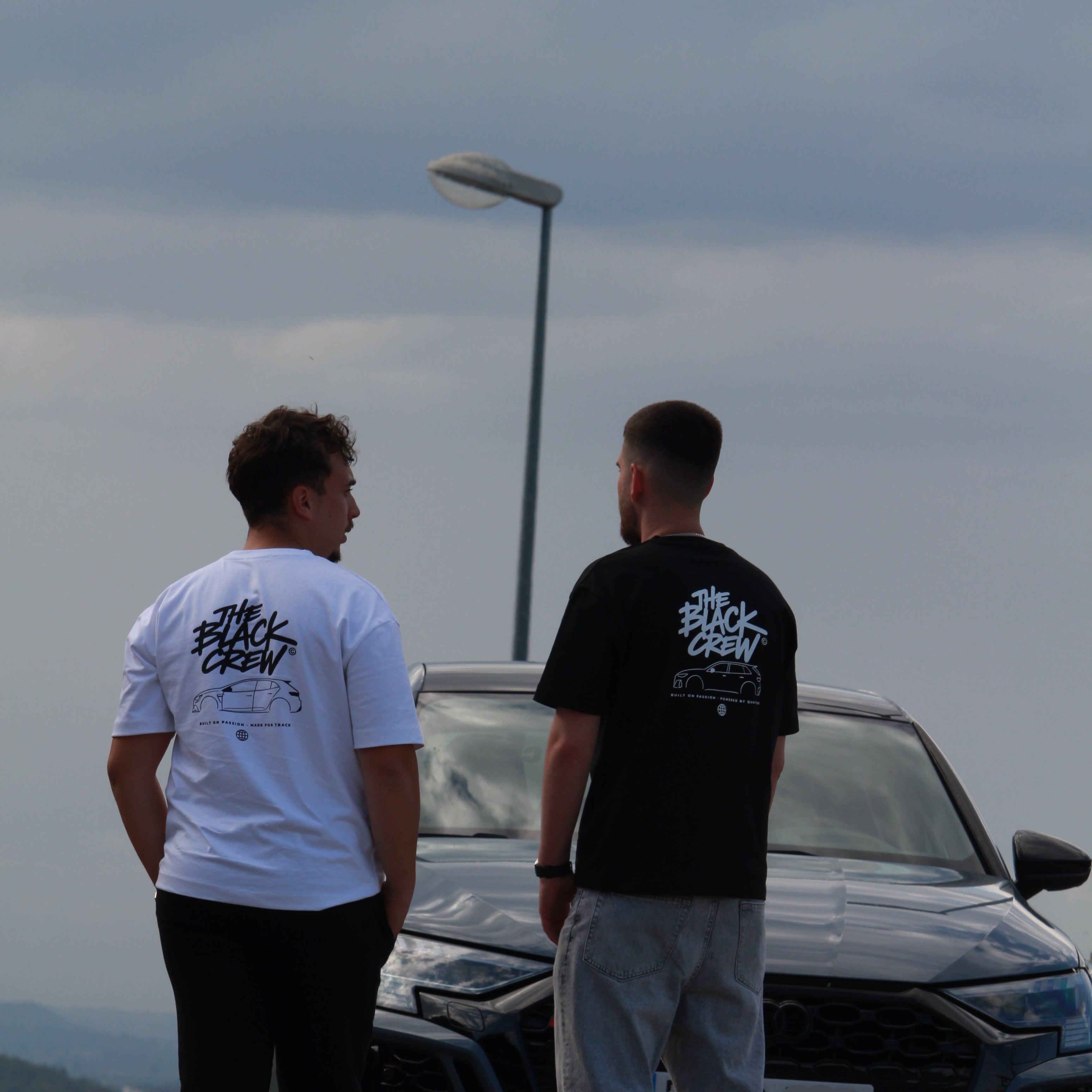 Camiseta The Black Crew Personalizable – Silueta de Coche Custom | Edición Blanco y Negro