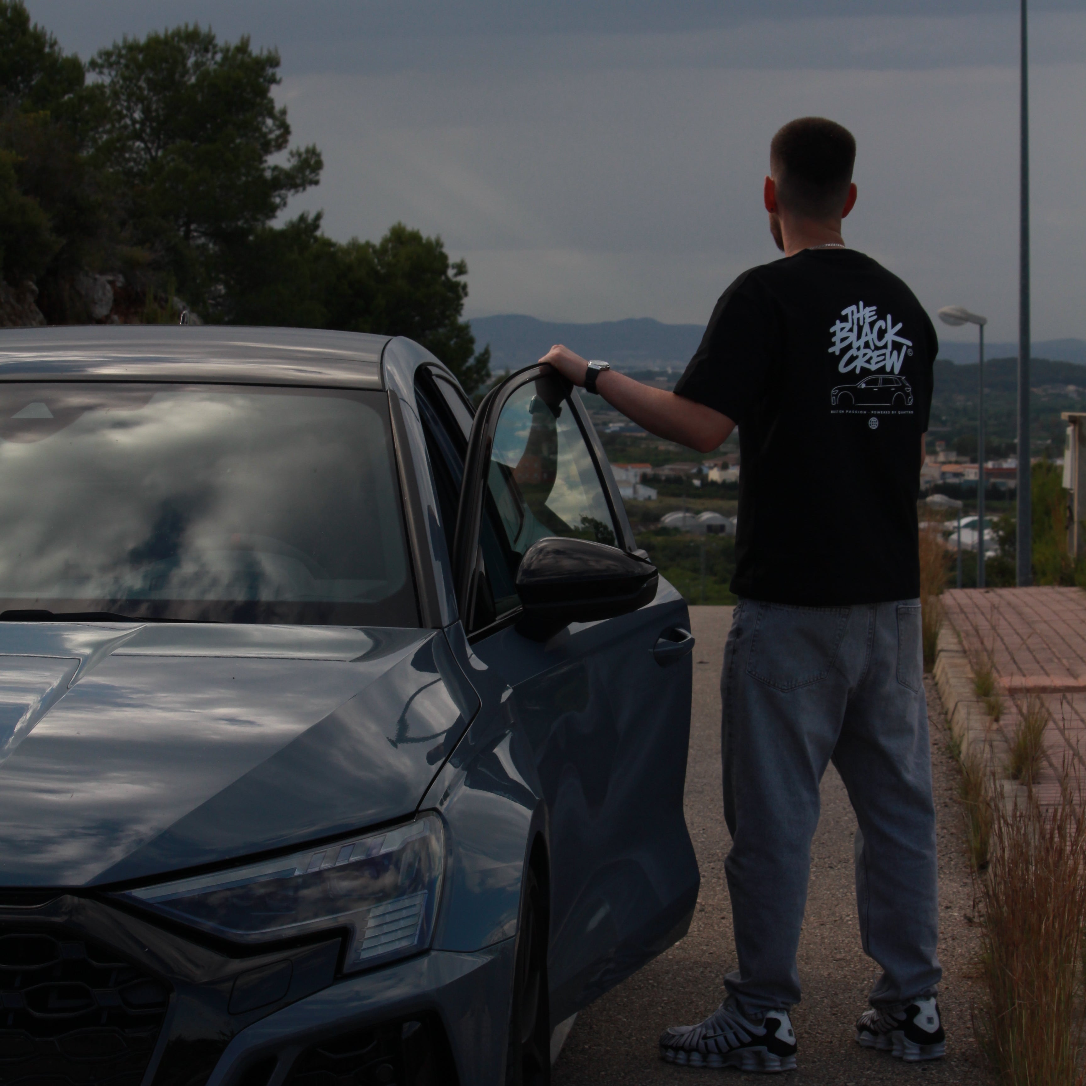 Camiseta The Black Crew Personalizable – Silueta de Coche Custom | Edición Blanco y Negro