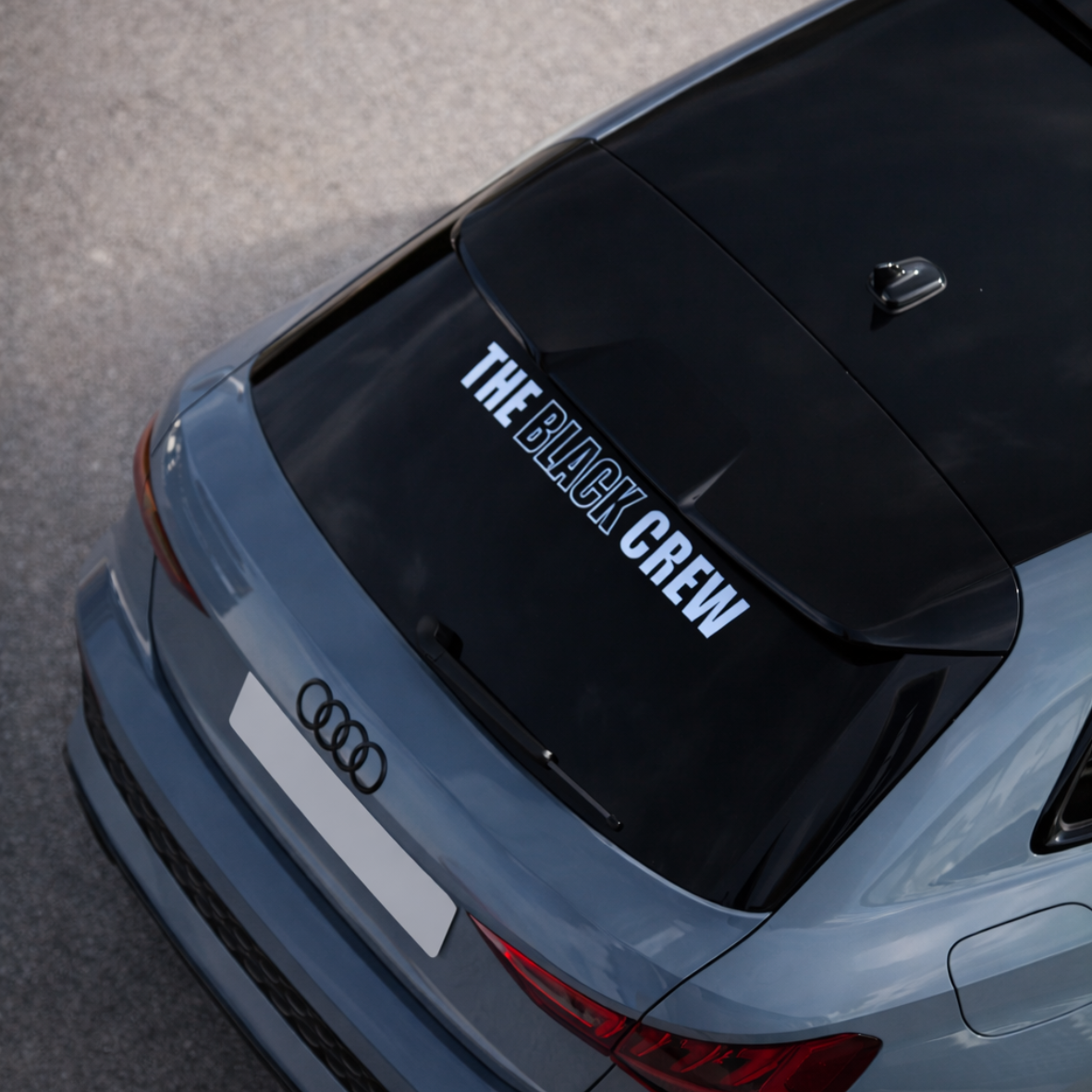 Pegatina Luna Trasera "THE BLACK CREW" 60x7 cm – Sticker Vinilo Premium para Coche | Estilo Racing / JDM / Motorsport